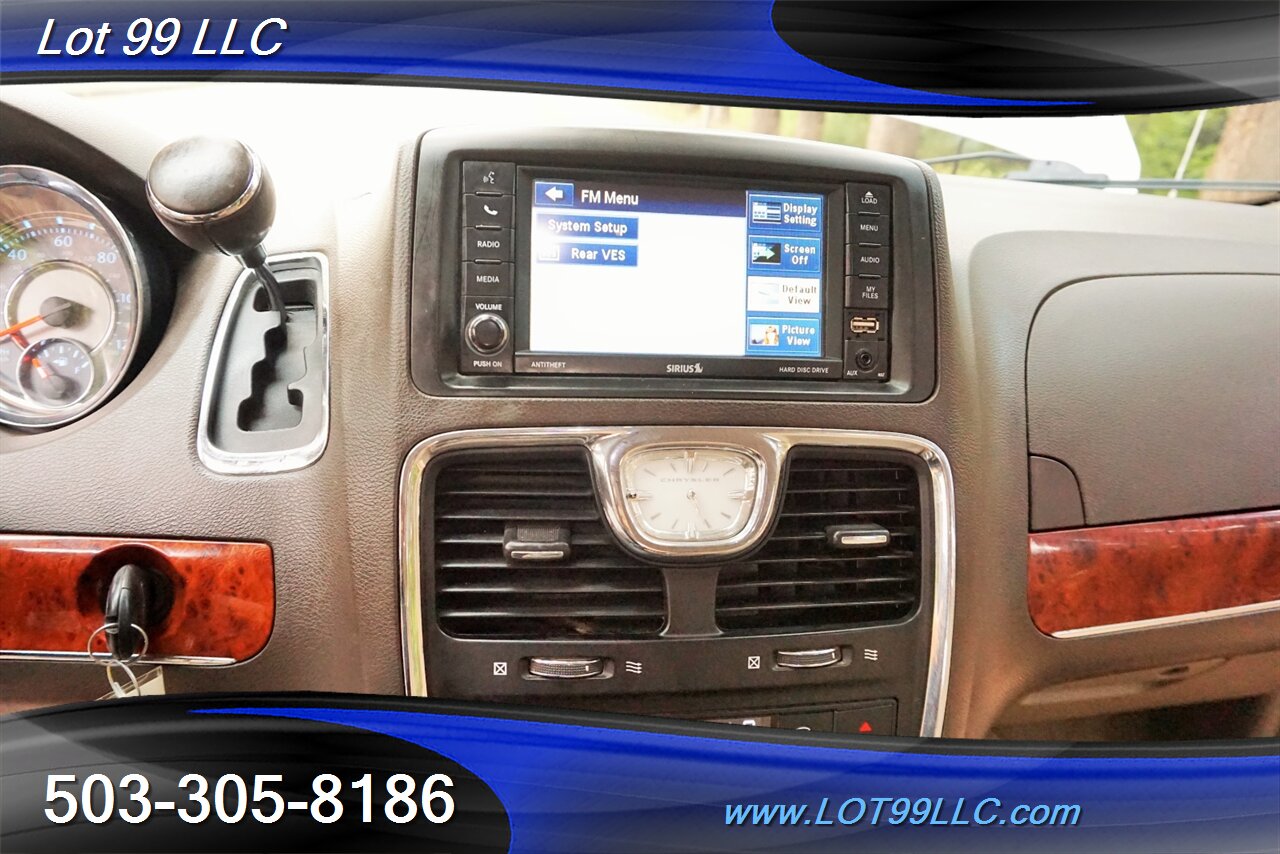 2012 Chrysler Town and Country Touring 3.6L Auto Dual Power Doors Leather   - Photo 21 - Milwaukie, OR 97267