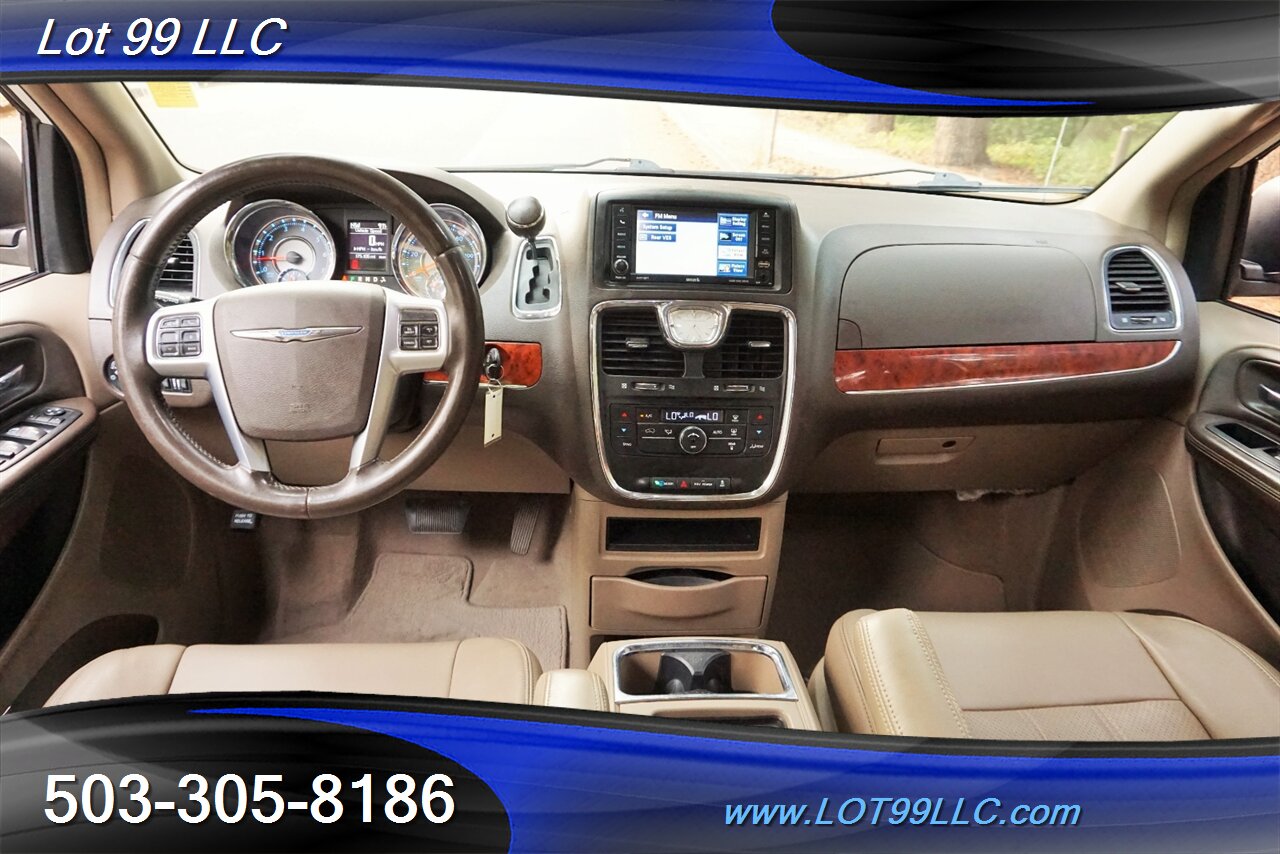 2012 Chrysler Town and Country Touring 3.6L Auto Dual Power Doors Leather   - Photo 2 - Milwaukie, OR 97267