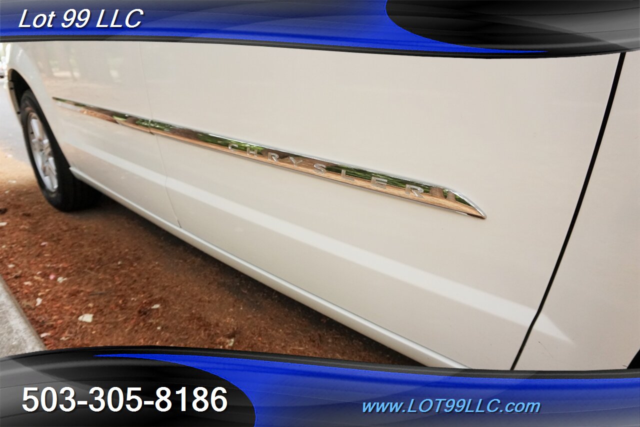 2012 Chrysler Town and Country Touring 3.6L Auto Dual Power Doors Leather   - Photo 38 - Milwaukie, OR 97267