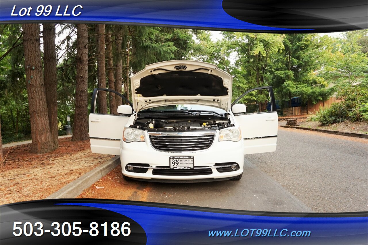 2012 Chrysler Town and Country Touring 3.6L Auto Dual Power Doors Leather   - Photo 29 - Milwaukie, OR 97267