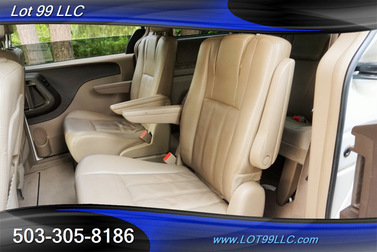 2012 Chrysler Town and Country Touring 3.6L Auto Dual Power Doors Leather   - Photo 14 - Milwaukie, OR 97267