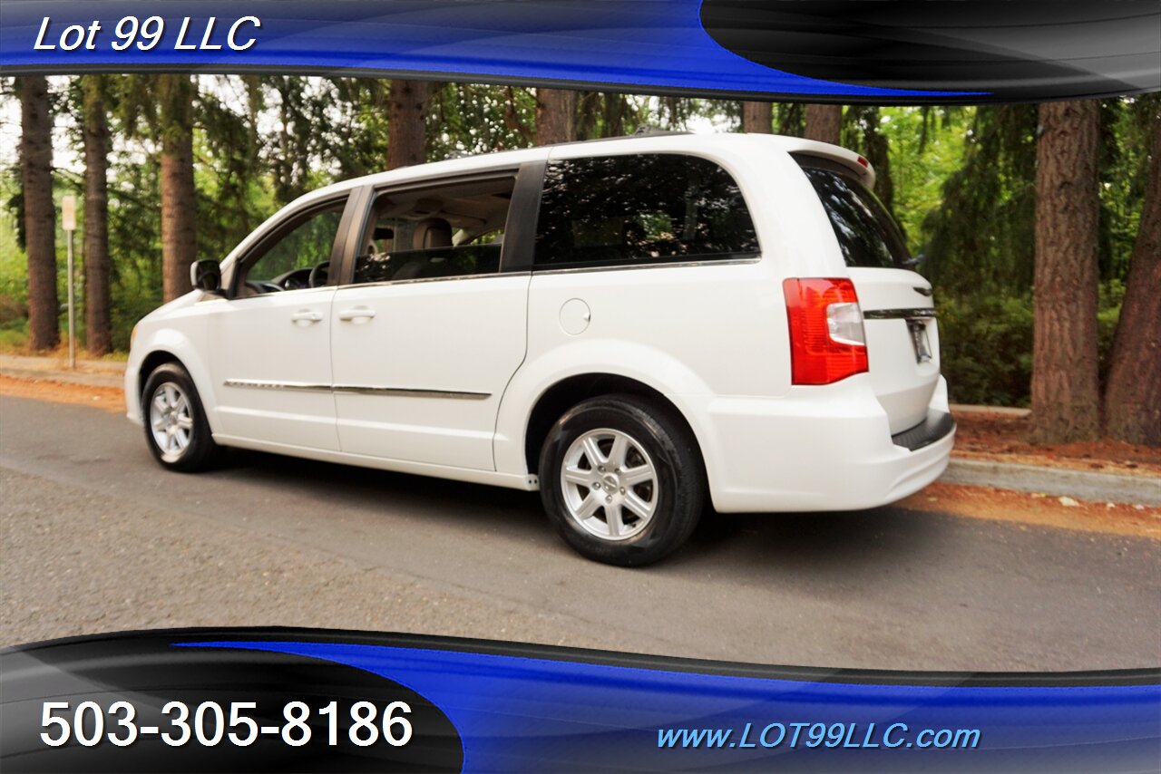 2012 Chrysler Town and Country Touring 3.6L Auto Dual Power Doors Leather   - Photo 11 - Milwaukie, OR 97267