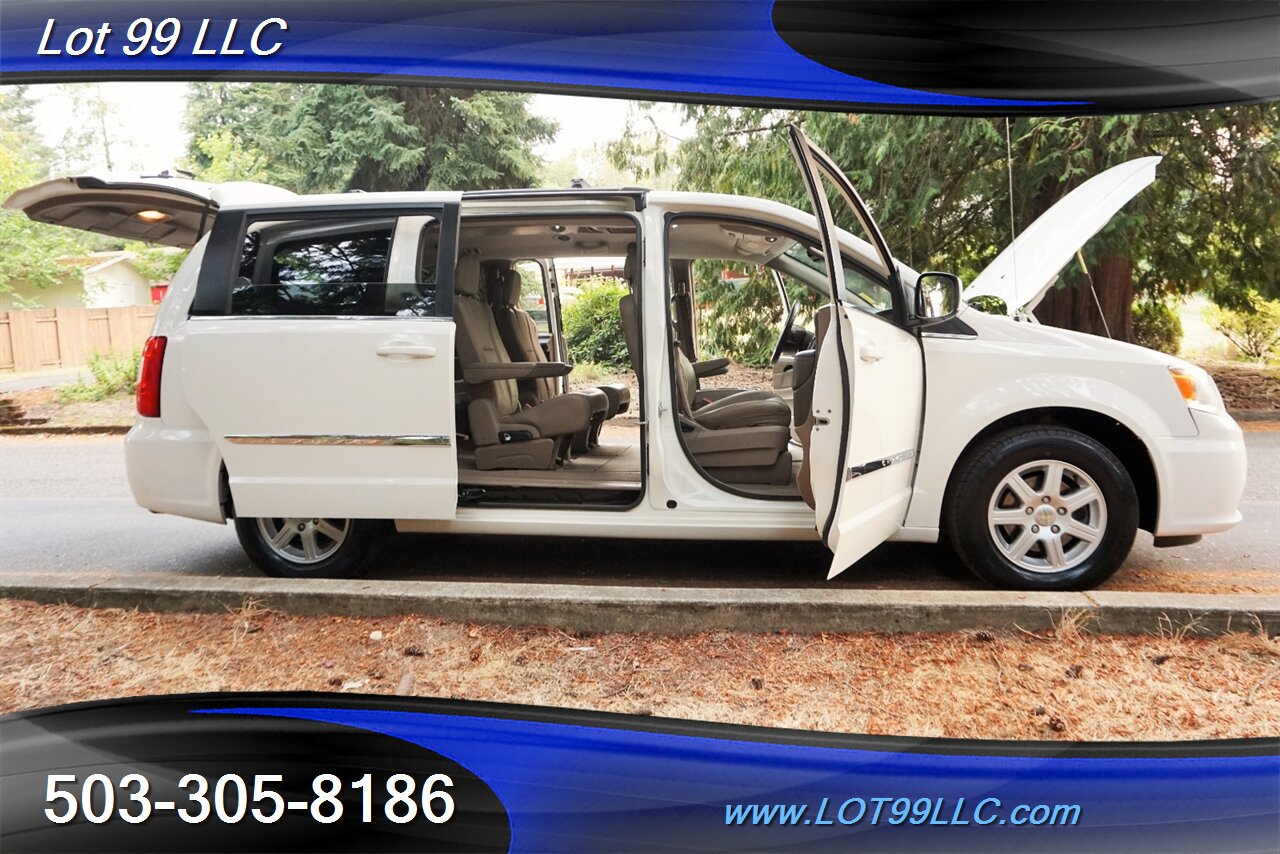 2012 Chrysler Town and Country Touring 3.6L Auto Dual Power Doors Leather   - Photo 30 - Milwaukie, OR 97267