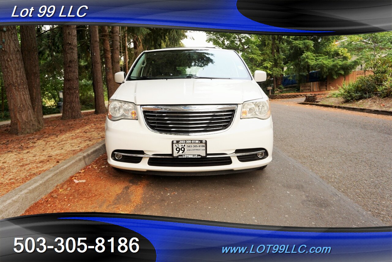 2012 Chrysler Town and Country Touring 3.6L Auto Dual Power Doors Leather   - Photo 6 - Milwaukie, OR 97267