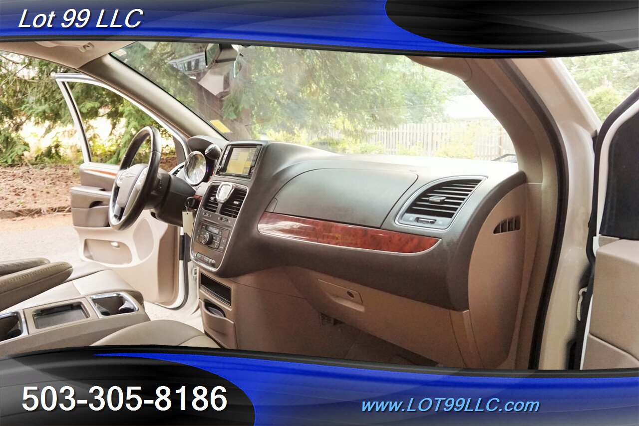 2012 Chrysler Town and Country Touring 3.6L Auto Dual Power Doors Leather   - Photo 18 - Milwaukie, OR 97267