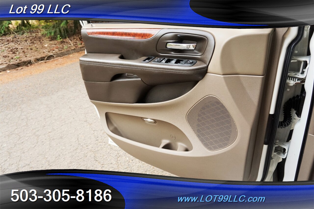 2012 Chrysler Town and Country Touring 3.6L Auto Dual Power Doors Leather   - Photo 26 - Milwaukie, OR 97267