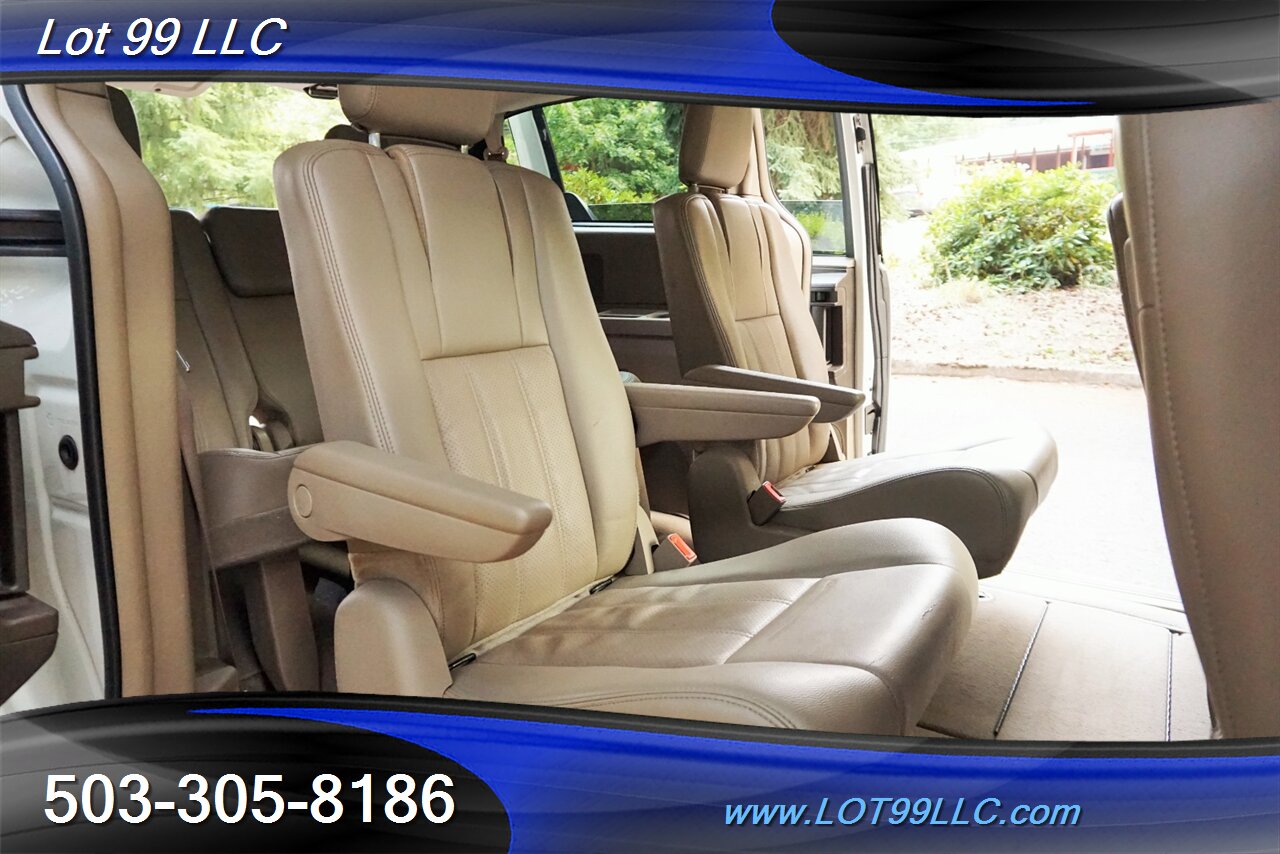 2012 Chrysler Town and Country Touring 3.6L Auto Dual Power Doors Leather   - Photo 17 - Milwaukie, OR 97267