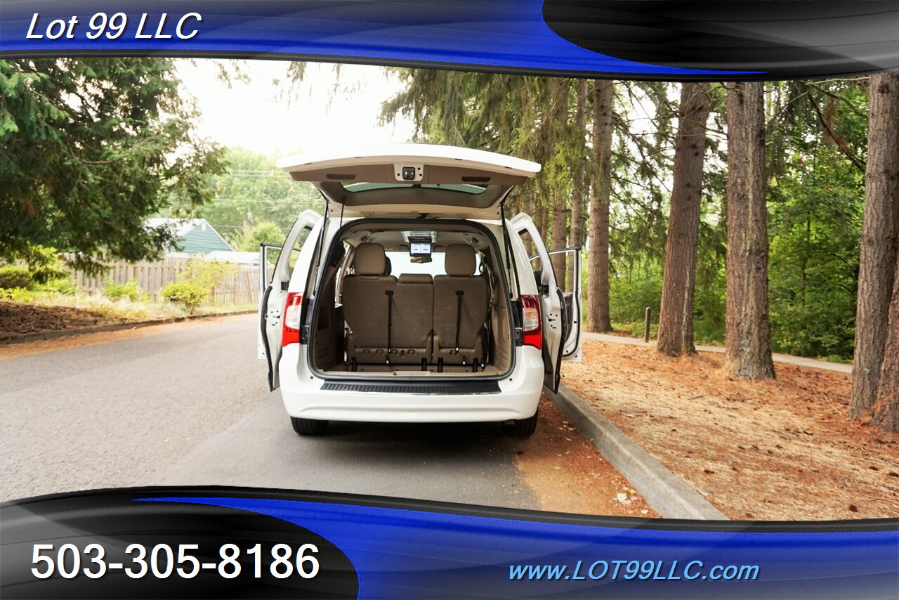 2012 Chrysler Town and Country Touring 3.6L Auto Dual Power Doors Leather   - Photo 31 - Milwaukie, OR 97267