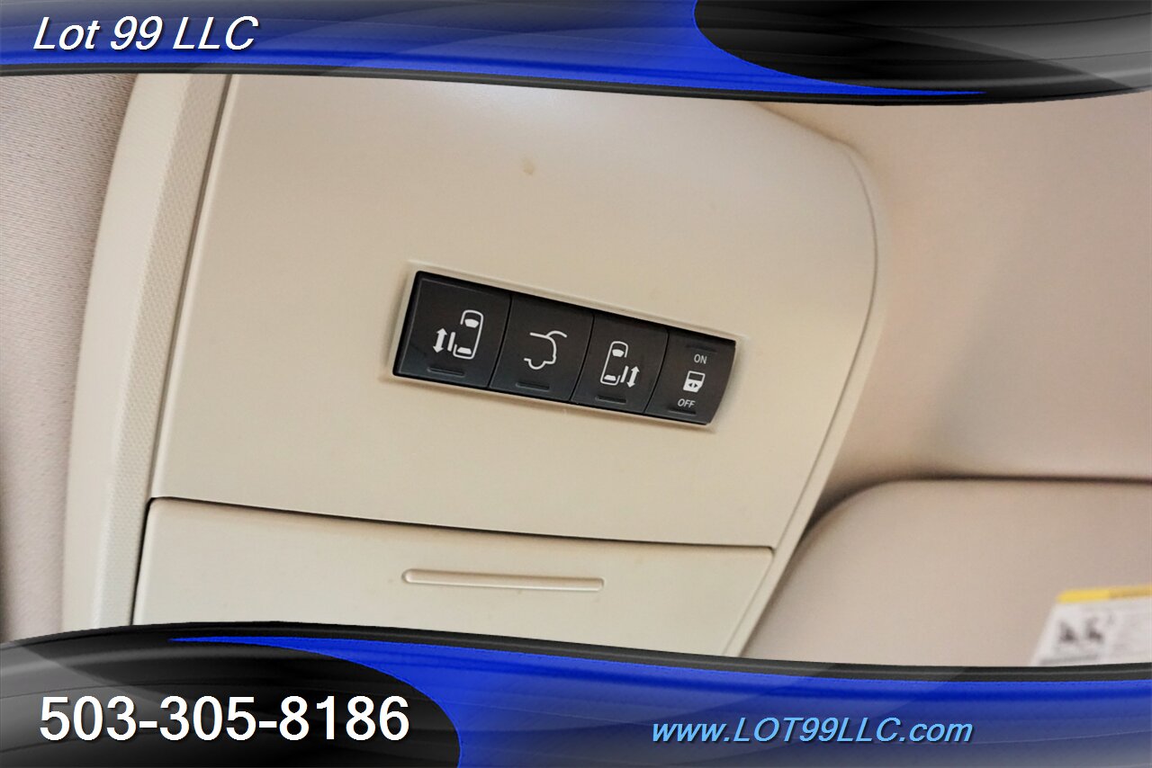 2012 Chrysler Town and Country Touring 3.6L Auto Dual Power Doors Leather   - Photo 27 - Milwaukie, OR 97267