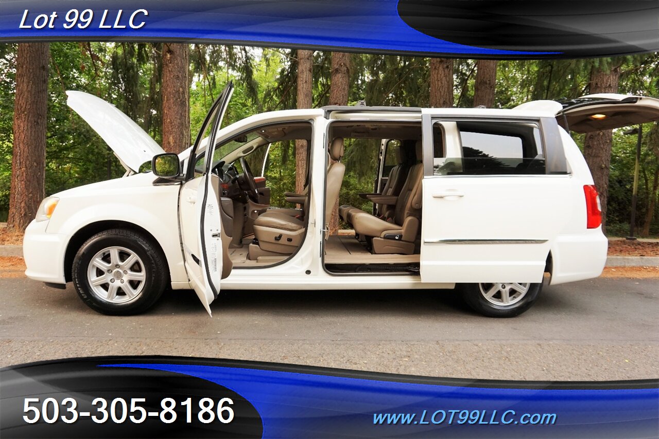 2012 Chrysler Town and Country Touring 3.6L Auto Dual Power Doors Leather   - Photo 28 - Milwaukie, OR 97267