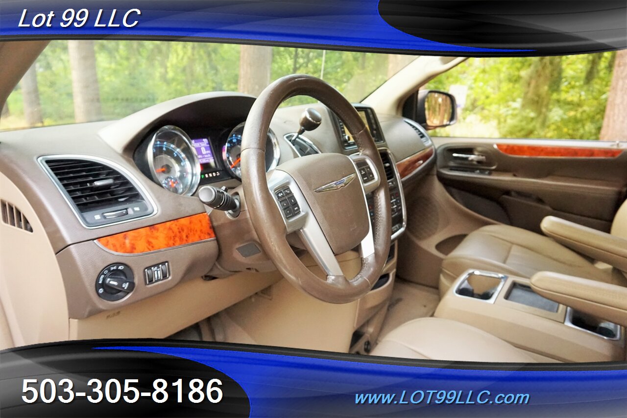 2012 Chrysler Town and Country Touring 3.6L Auto Dual Power Doors Leather   - Photo 12 - Milwaukie, OR 97267