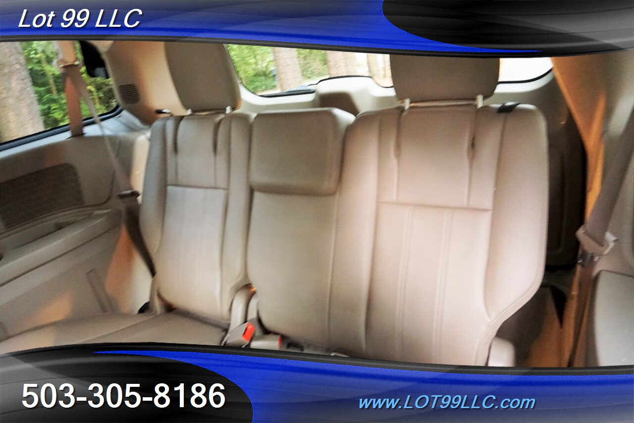 2012 Chrysler Town and Country Touring 3.6L Auto Dual Power Doors Leather   - Photo 15 - Milwaukie, OR 97267