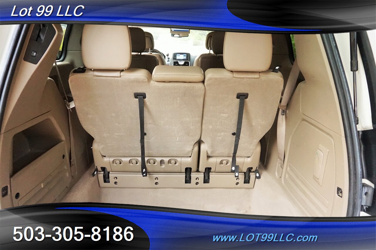 2012 Chrysler Town and Country Touring 3.6L Auto Dual Power Doors Leather   - Photo 16 - Milwaukie, OR 97267