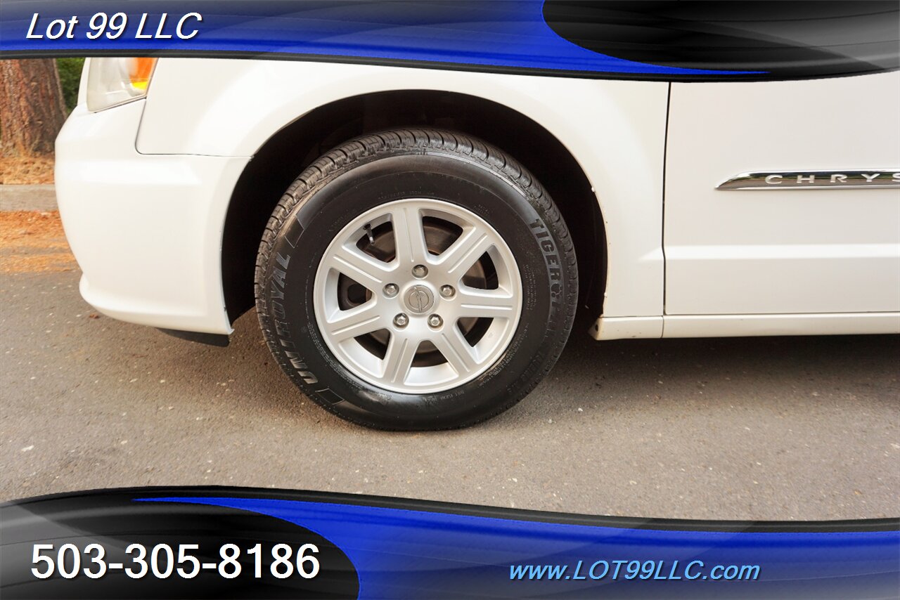 2012 Chrysler Town and Country Touring 3.6L Auto Dual Power Doors Leather   - Photo 24 - Milwaukie, OR 97267