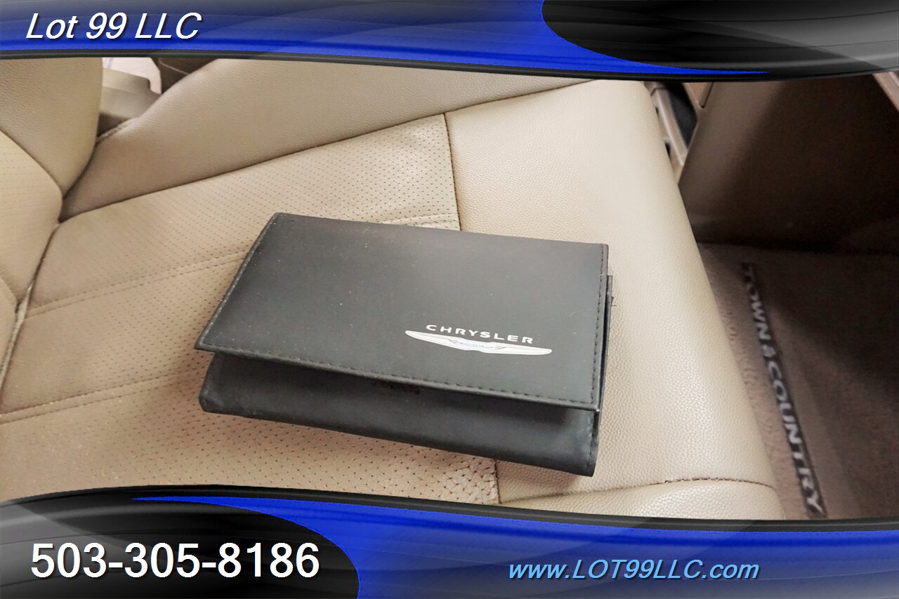 2012 Chrysler Town and Country Touring 3.6L Auto Dual Power Doors Leather   - Photo 37 - Milwaukie, OR 97267