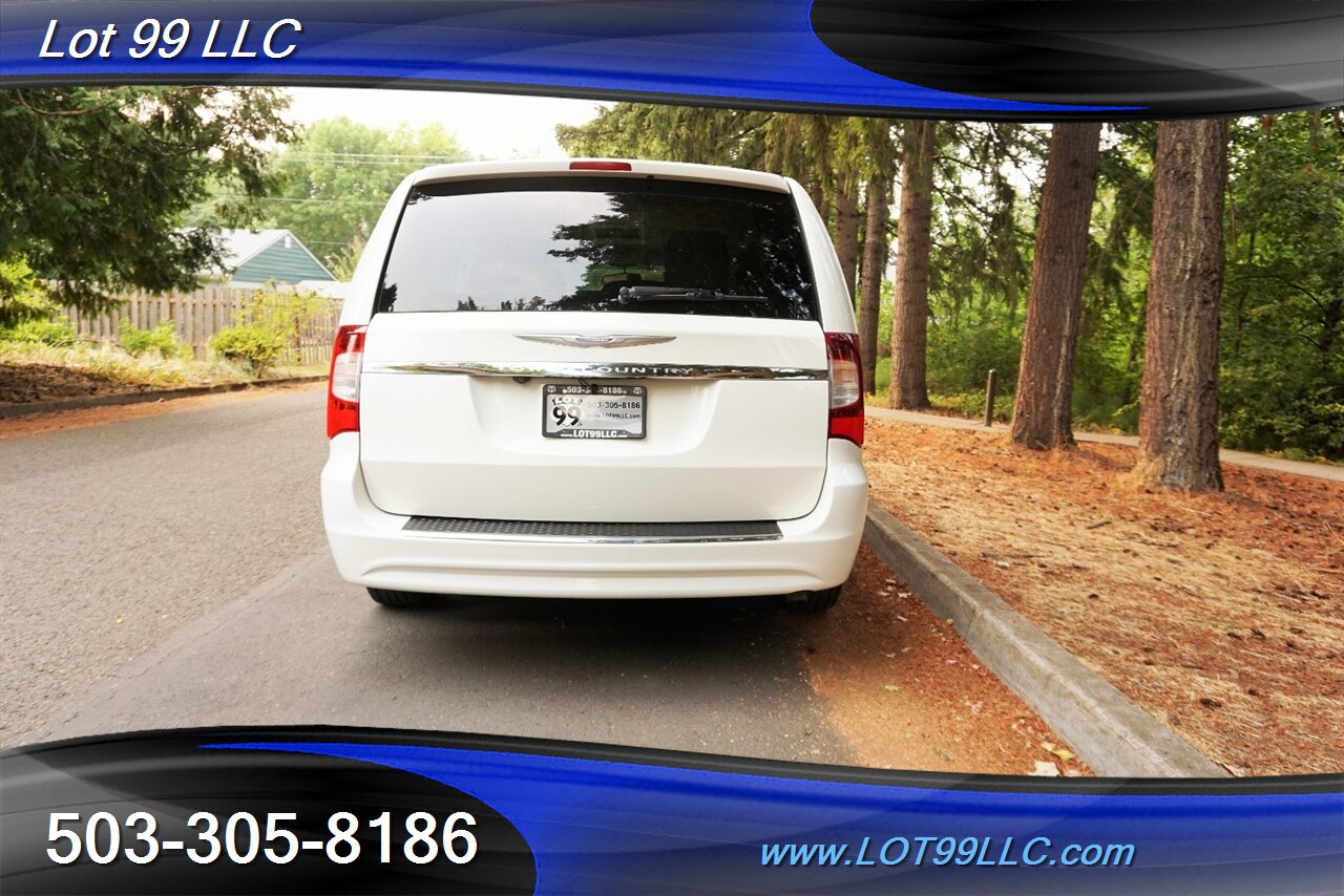 2012 Chrysler Town and Country Touring 3.6L Auto Dual Power Doors Leather   - Photo 10 - Milwaukie, OR 97267