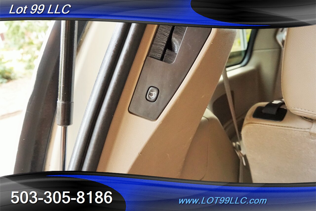 2012 Chrysler Town and Country Touring 3.6L Auto Dual Power Doors Leather   - Photo 32 - Milwaukie, OR 97267