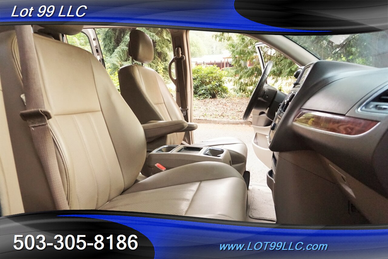 2012 Chrysler Town and Country Touring 3.6L Auto Dual Power Doors Leather   - Photo 19 - Milwaukie, OR 97267