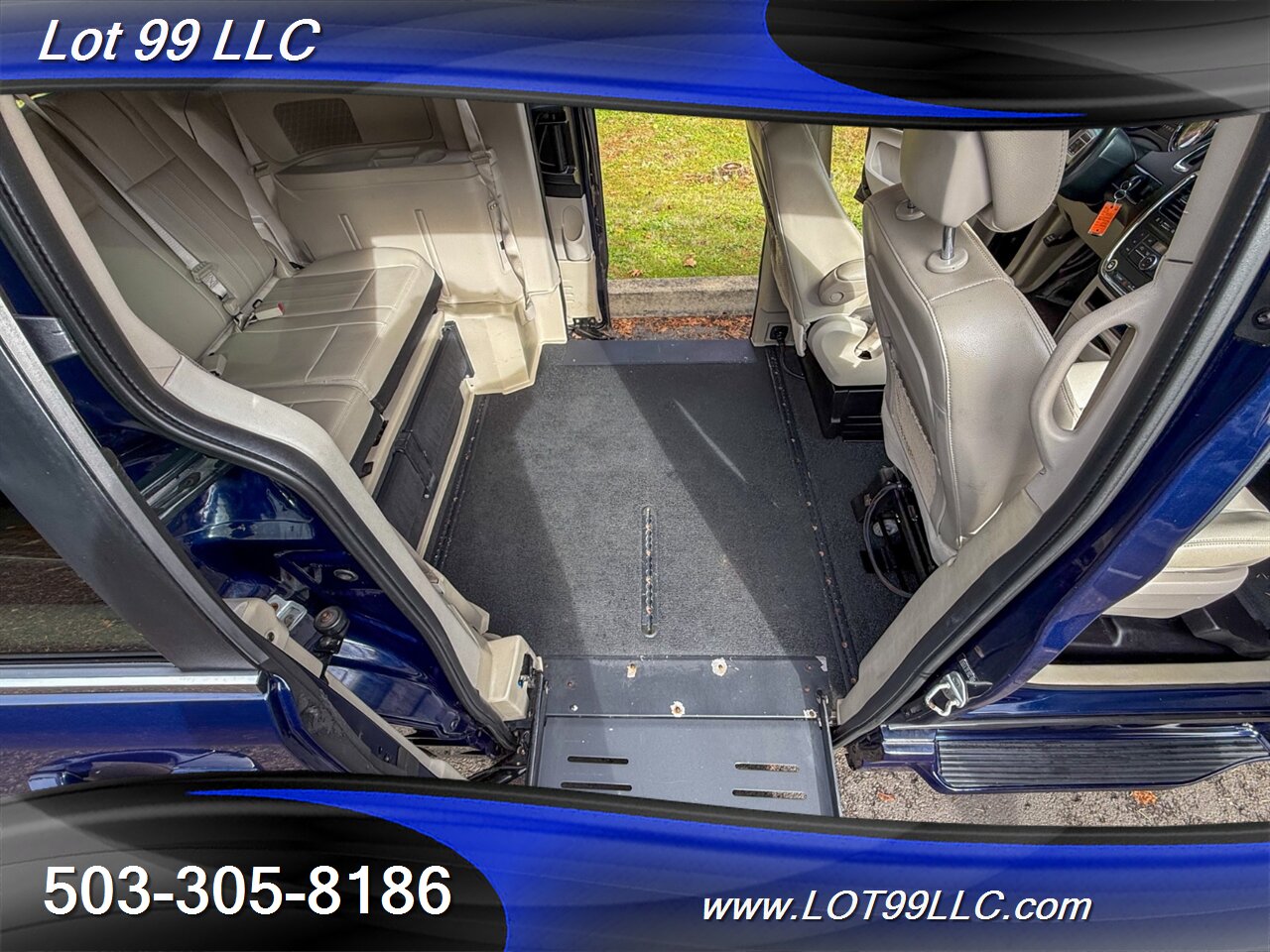 2012 Chrysler Town & Country Touring ** Braun WHEELCHAIR VAN ** Kneeling Power Ramp Backup Camera - Photo 29 - Milwaukie, OR 97267