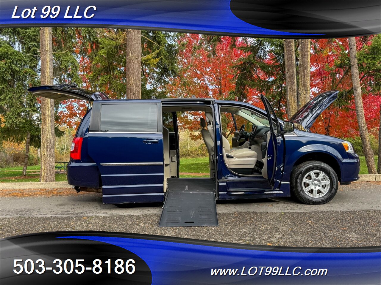 2012 Chrysler Town & Country Touring ** Braun WHEELCHAIR VAN ** Kneeling Power Ramp Backup Camera - Photo 1 - Milwaukie, OR 97267