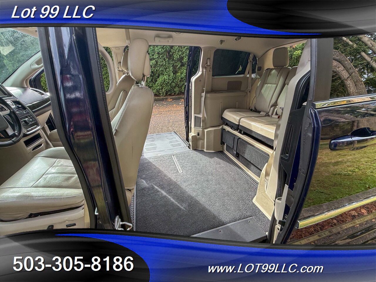 2012 Chrysler Town & Country Touring ** Braun WHEELCHAIR VAN ** Kneeling Power Ramp Backup Camera - Photo 38 - Milwaukie, OR 97267