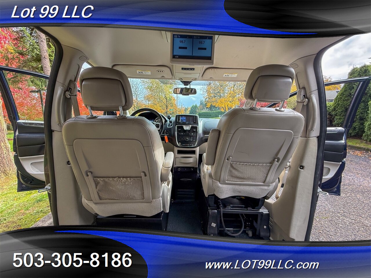 2012 Chrysler Town & Country Touring ** Braun WHEELCHAIR VAN ** Kneeling Power Ramp Backup Camera - Photo 37 - Milwaukie, OR 97267