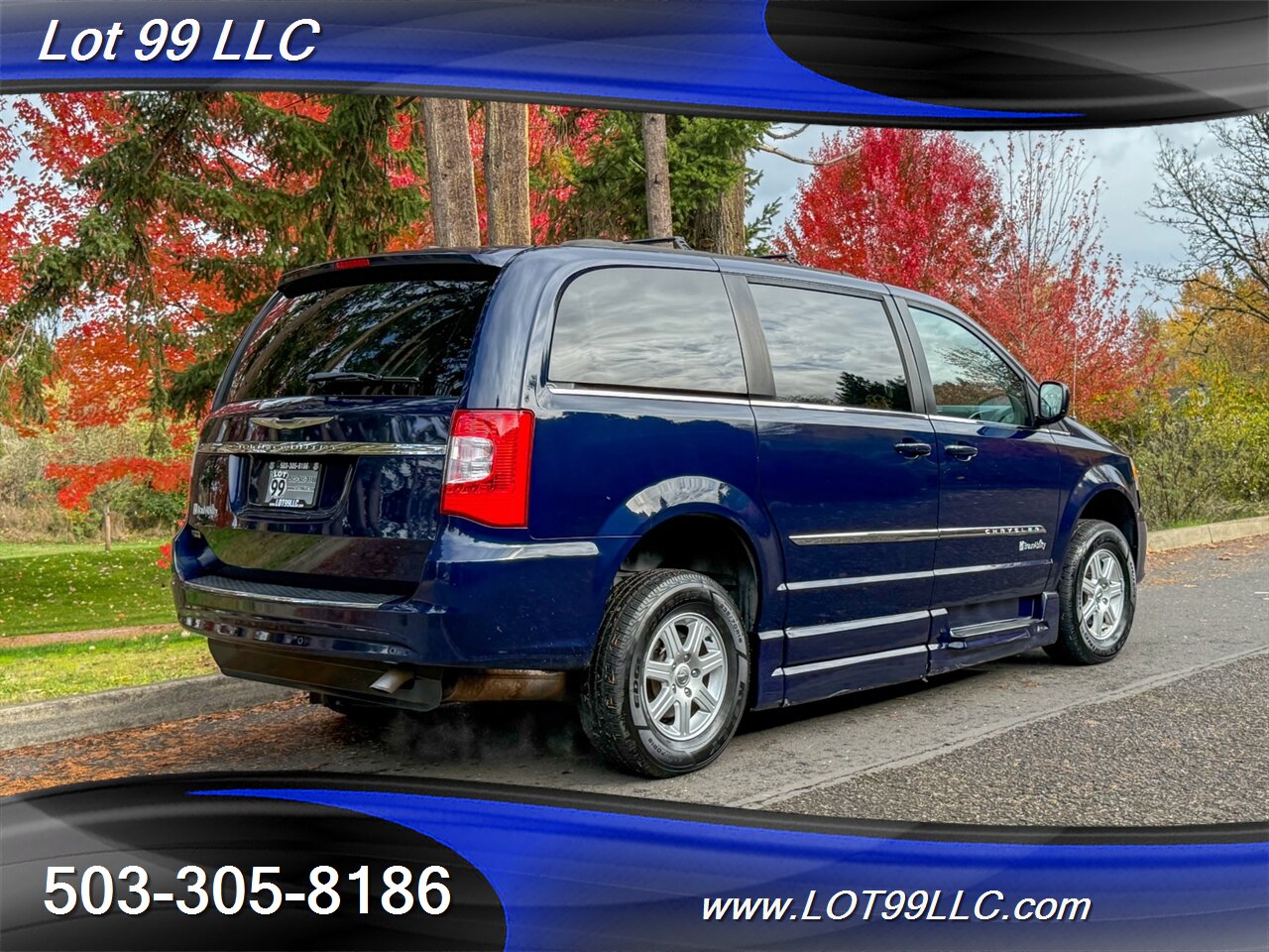 2012 Chrysler Town & Country Touring ** Braun WHEELCHAIR VAN ** Kneeling Power Ramp Backup Camera - Photo 11 - Milwaukie, OR 97267