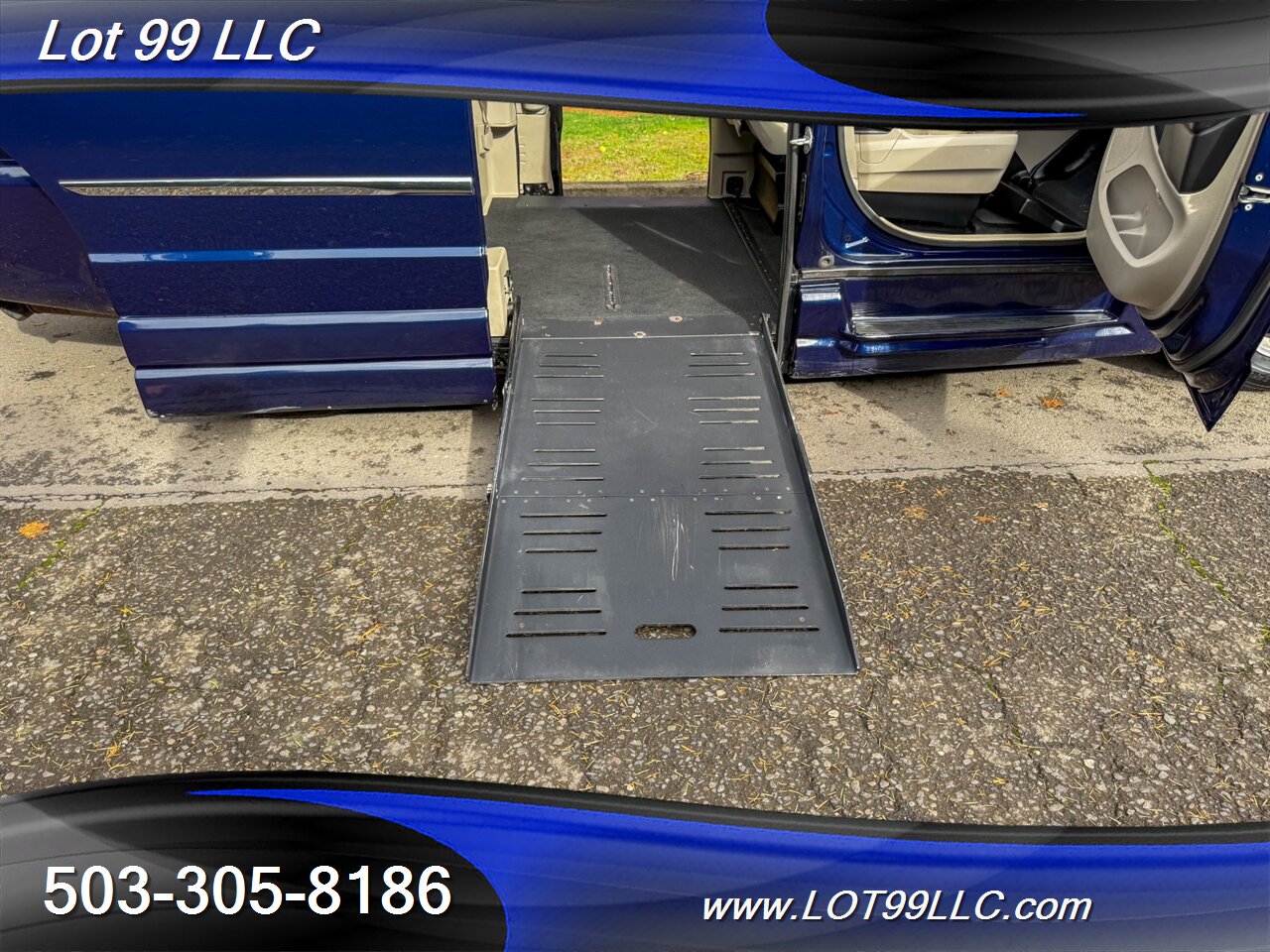 2012 Chrysler Town & Country Touring ** Braun WHEELCHAIR VAN ** Kneeling Power Ramp Backup Camera - Photo 2 - Milwaukie, OR 97267