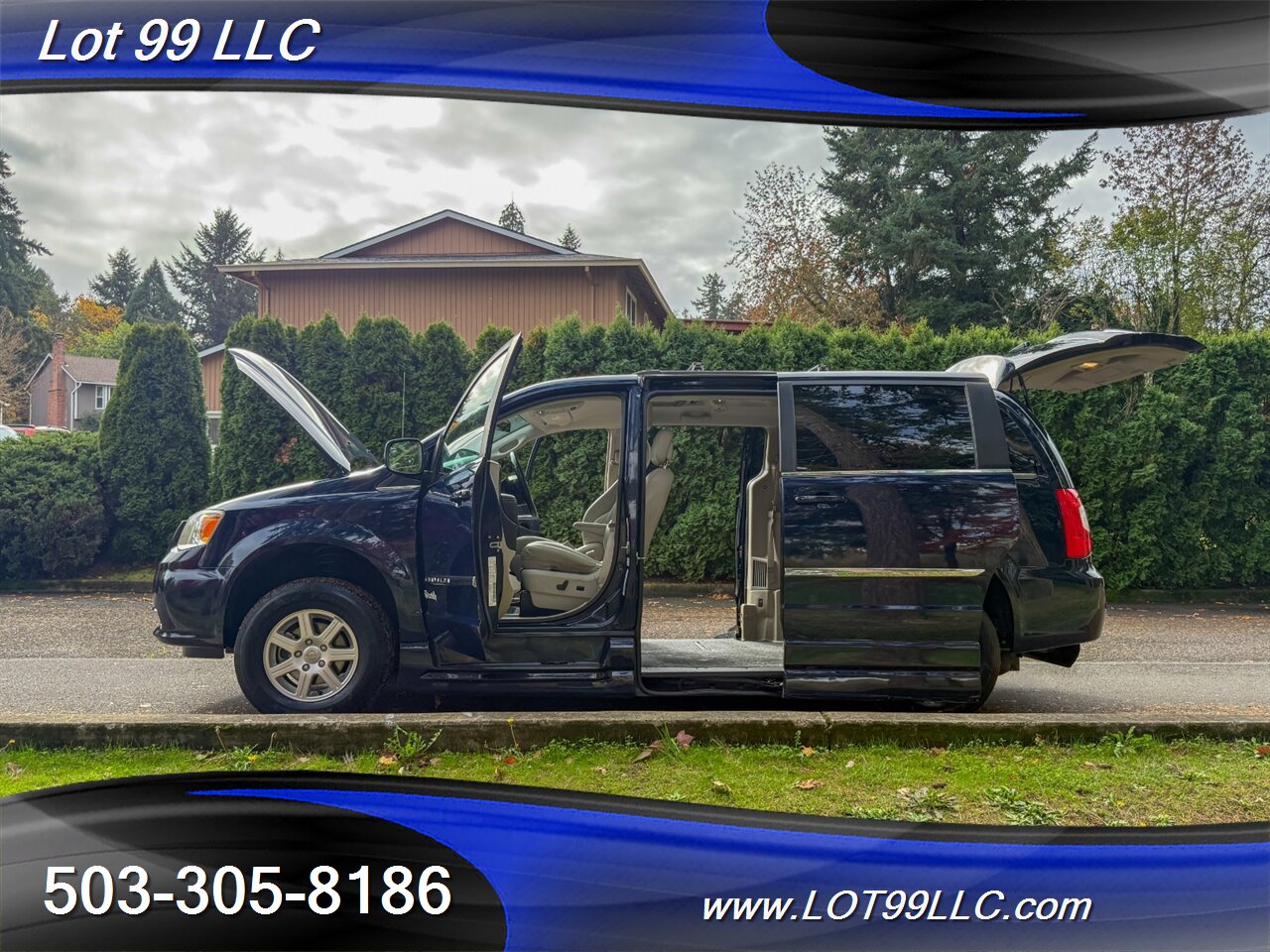 2012 Chrysler Town & Country Touring ** Braun WHEELCHAIR VAN ** Kneeling Power Ramp Backup Camera - Photo 42 - Milwaukie, OR 97267