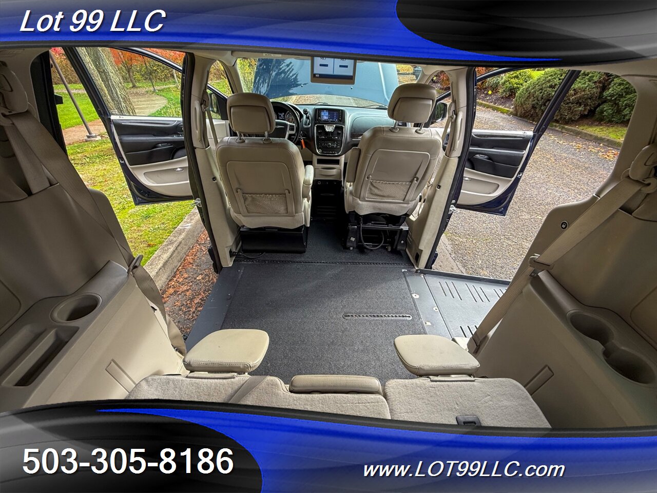 2012 Chrysler Town & Country Touring ** Braun WHEELCHAIR VAN ** Kneeling Power Ramp Backup Camera - Photo 19 - Milwaukie, OR 97267