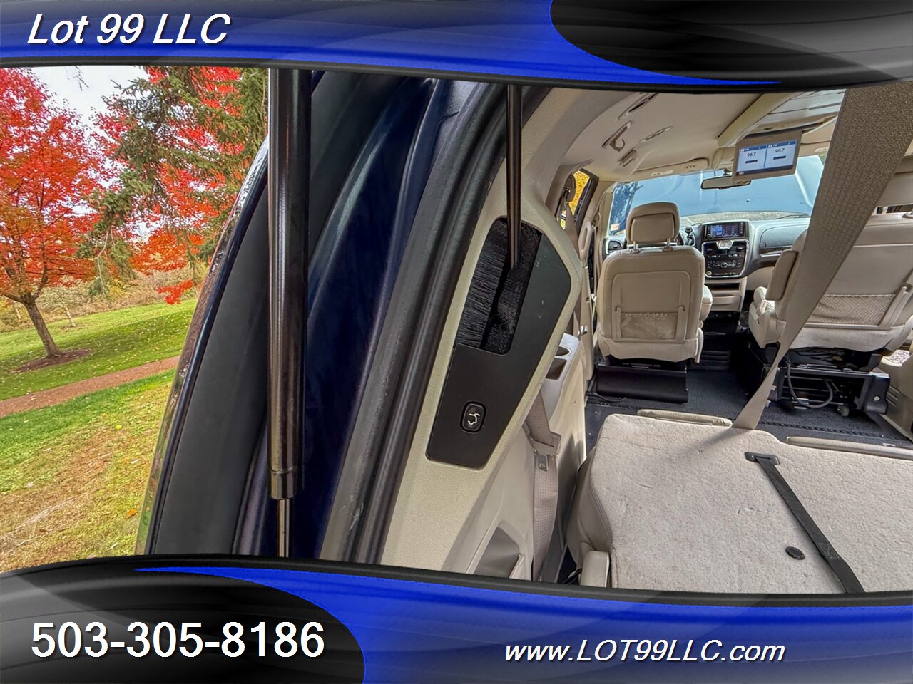 2012 Chrysler Town & Country Touring ** Braun WHEELCHAIR VAN ** Kneeling Power Ramp Backup Camera - Photo 58 - Milwaukie, OR 97267