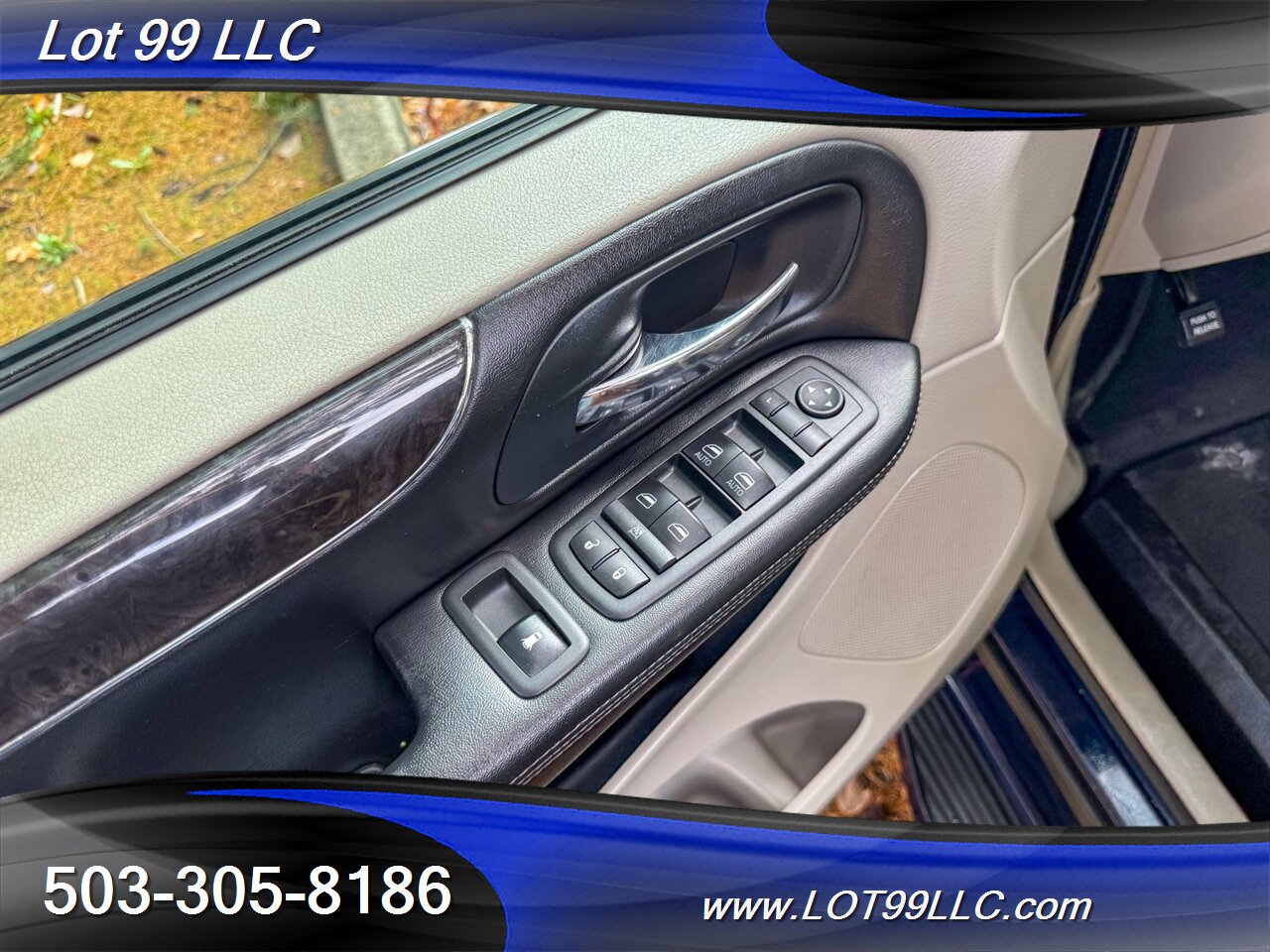 2012 Chrysler Town & Country Touring ** Braun WHEELCHAIR VAN ** Kneeling Power Ramp Backup Camera - Photo 79 - Milwaukie, OR 97267