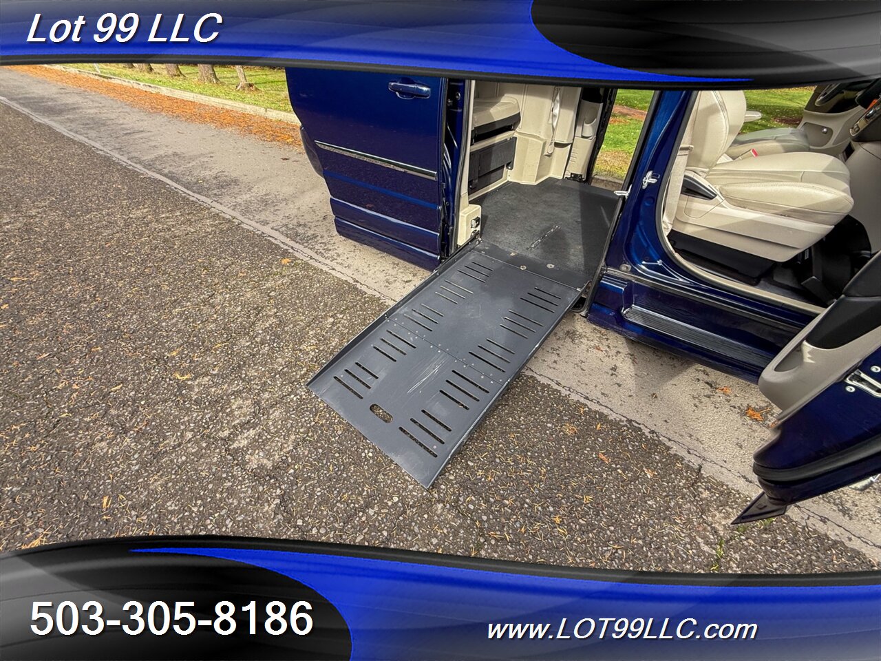 2012 Chrysler Town & Country Touring ** Braun WHEELCHAIR VAN ** Kneeling Power Ramp Backup Camera - Photo 40 - Milwaukie, OR 97267