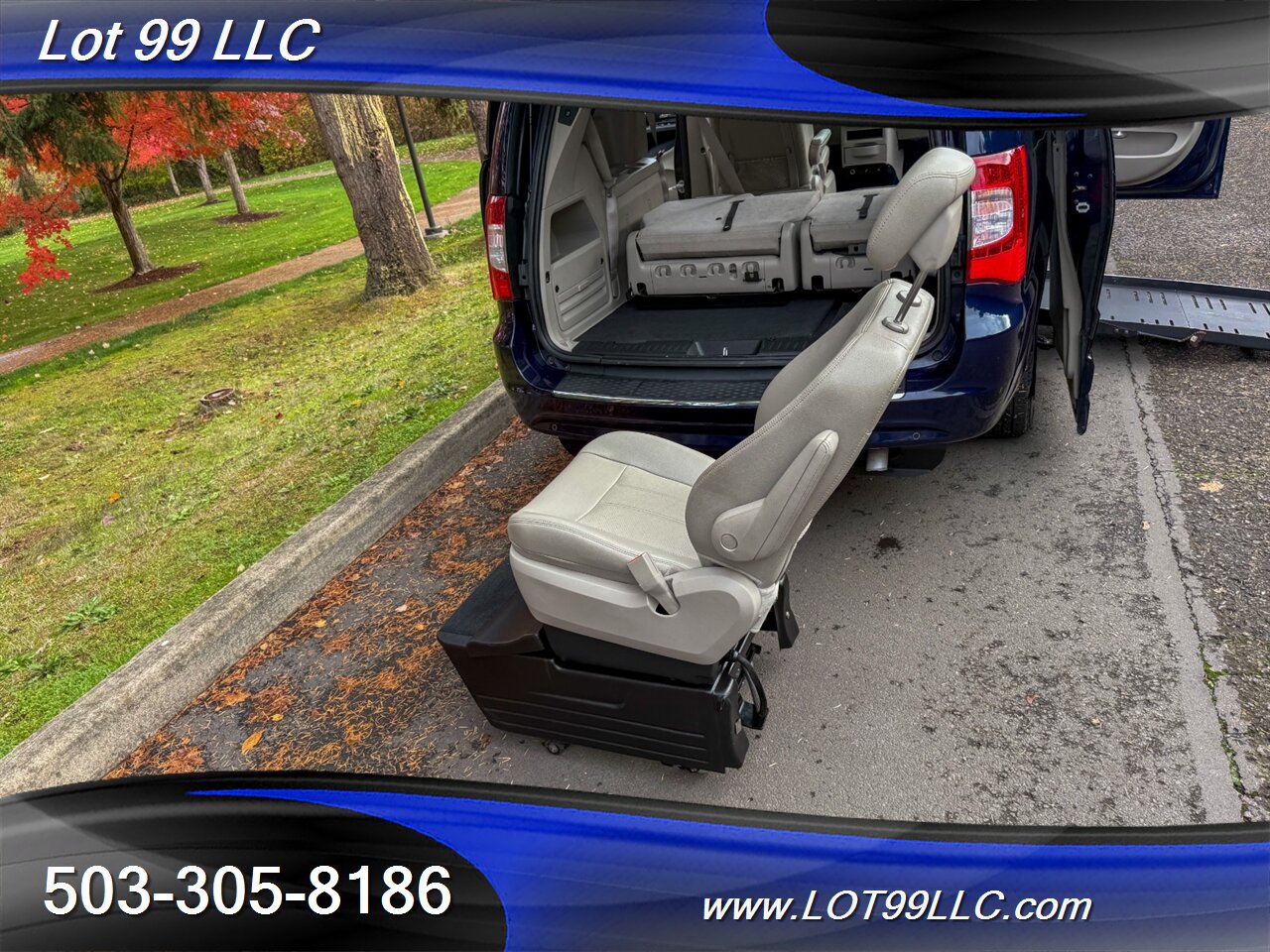 2012 Chrysler Town & Country Touring ** Braun WHEELCHAIR VAN ** Kneeling Power Ramp Backup Camera - Photo 62 - Milwaukie, OR 97267