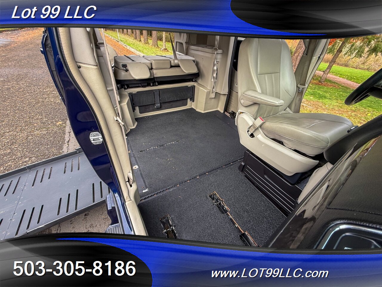 2012 Chrysler Town & Country Touring ** Braun WHEELCHAIR VAN ** Kneeling Power Ramp Backup Camera - Photo 21 - Milwaukie, OR 97267