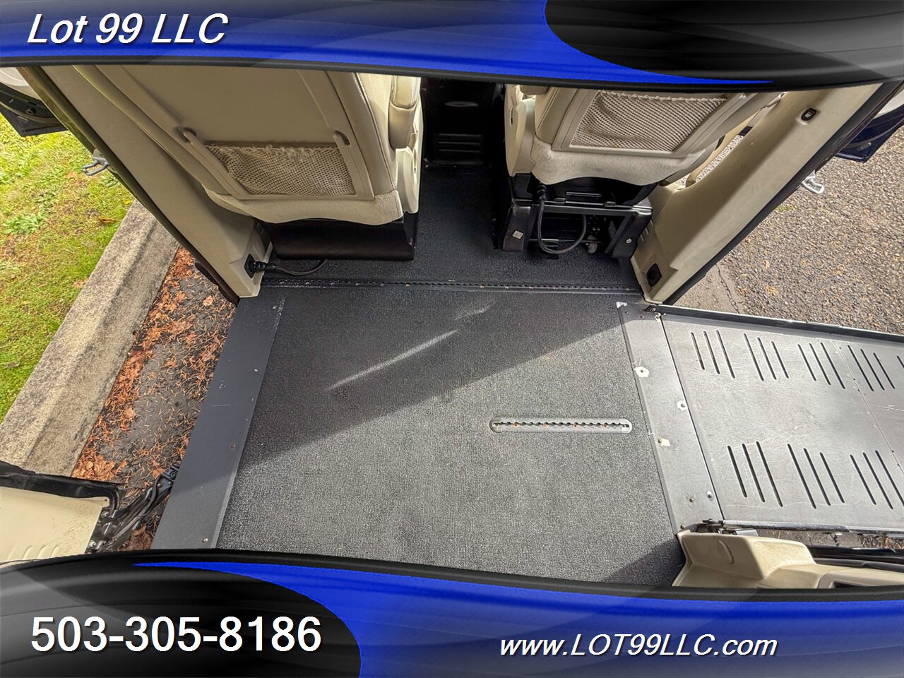 2012 Chrysler Town & Country Touring ** Braun WHEELCHAIR VAN ** Kneeling Power Ramp Backup Camera - Photo 22 - Milwaukie, OR 97267