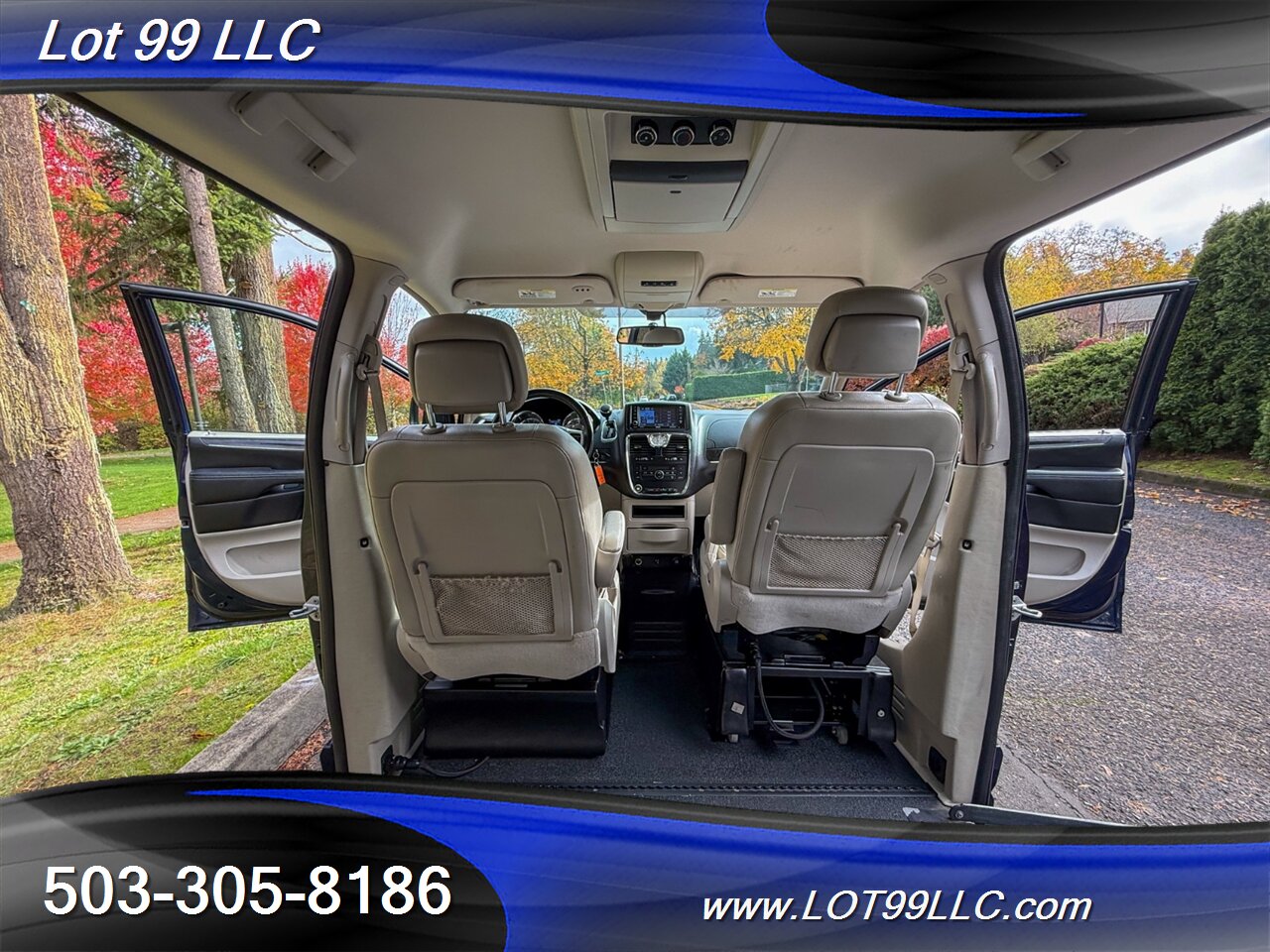 2012 Chrysler Town & Country Touring ** Braun WHEELCHAIR VAN ** Kneeling Power Ramp Backup Camera - Photo 31 - Milwaukie, OR 97267