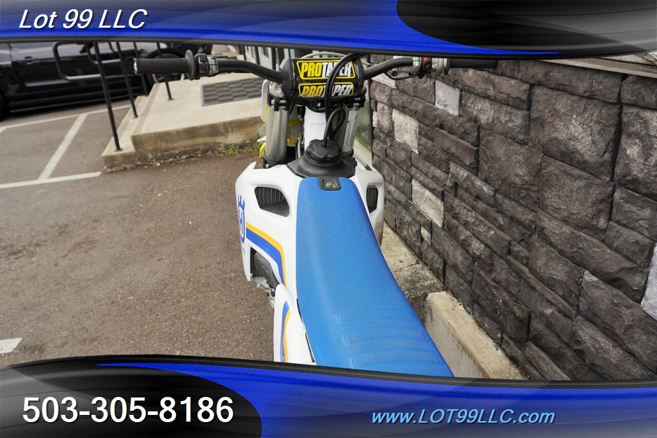 2023 Husqvarna FC 350 27.5 HOURS White Blue Seats Like New Tires   - Photo 7 - Milwaukie, OR 97267