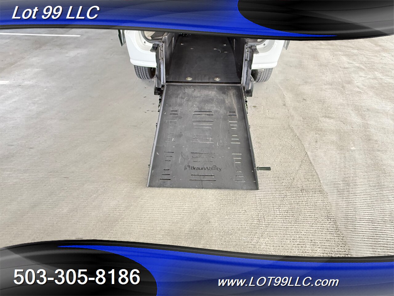 2017 Dodge Grand Caravan SE ** WHEELCHAIR VAN **REAR RAMP BraunAbility Rear Bumper Fold Out Ramp - Photo 22 - Milwaukie, OR 97267