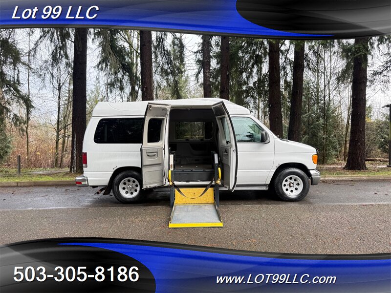 2005 Ford Econoline Wagon XL's photo
