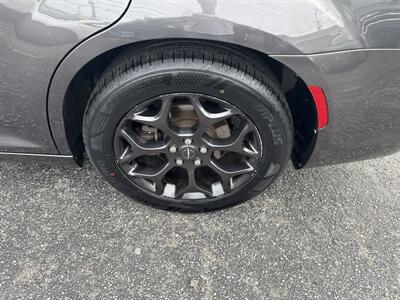 2019 Chrysler 300 Series S   - Photo 9 - Toms River, NJ 08753