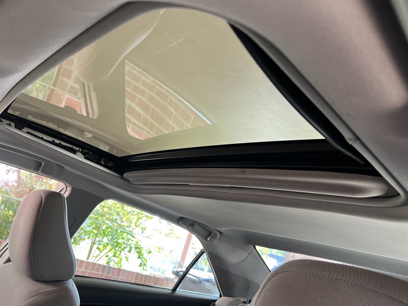 2014 Toyota Camry XLE photo 12