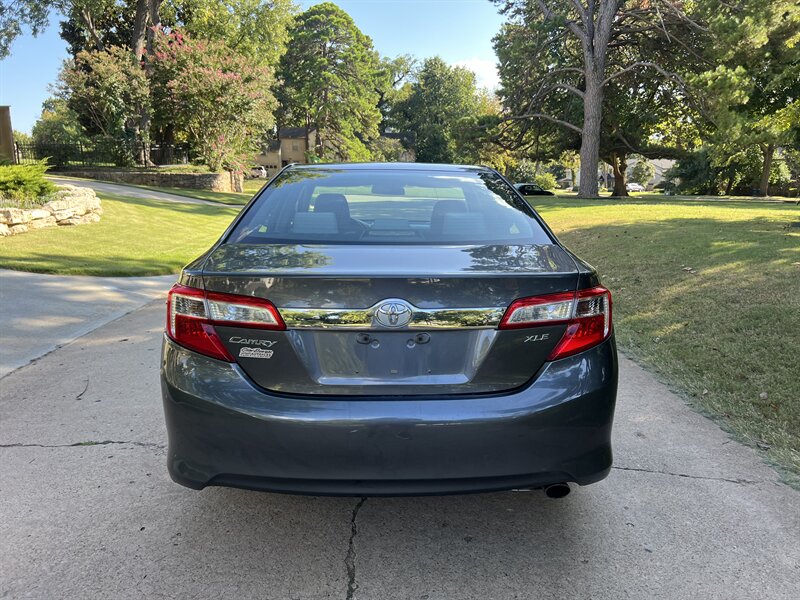 2014 Toyota Camry XLE photo 4