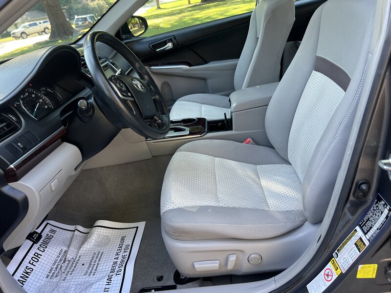 2014 Toyota Camry XLE photo 9