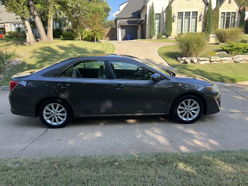 2014 Toyota Camry XLE photo 2