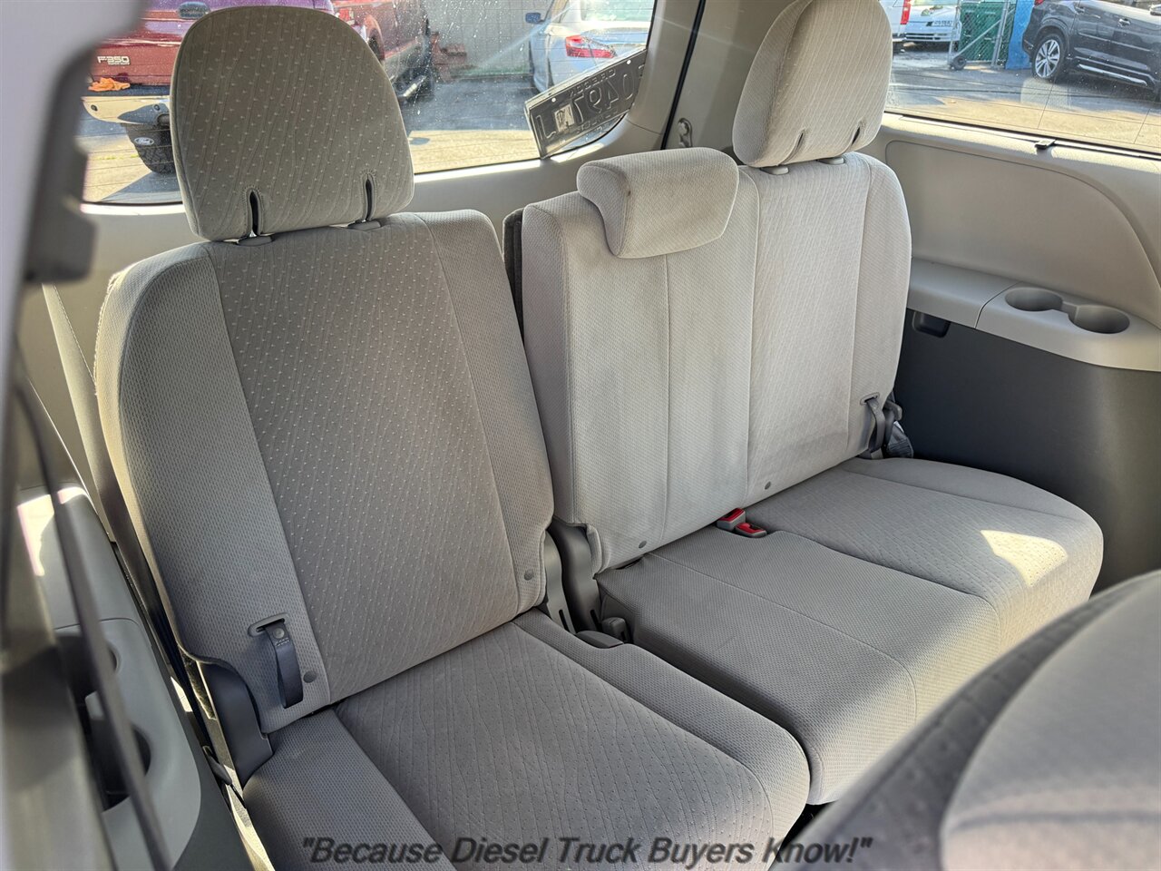 2015 Toyota Sienna LE 8-Passenger   - Photo 13 - Portland, OR 97132