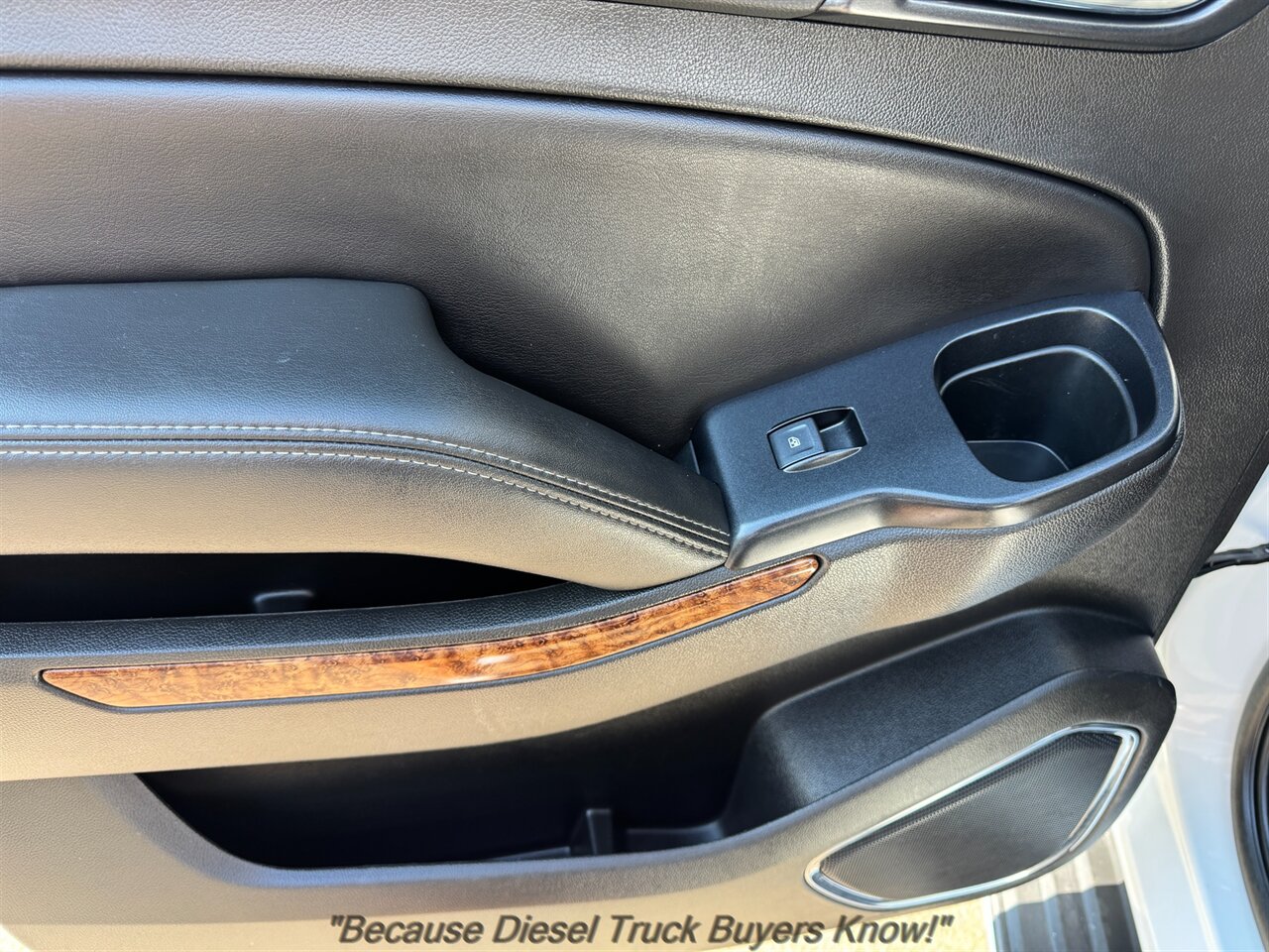 2019 Chevrolet Suburban Premier   - Photo 12 - Portland, OR 97132