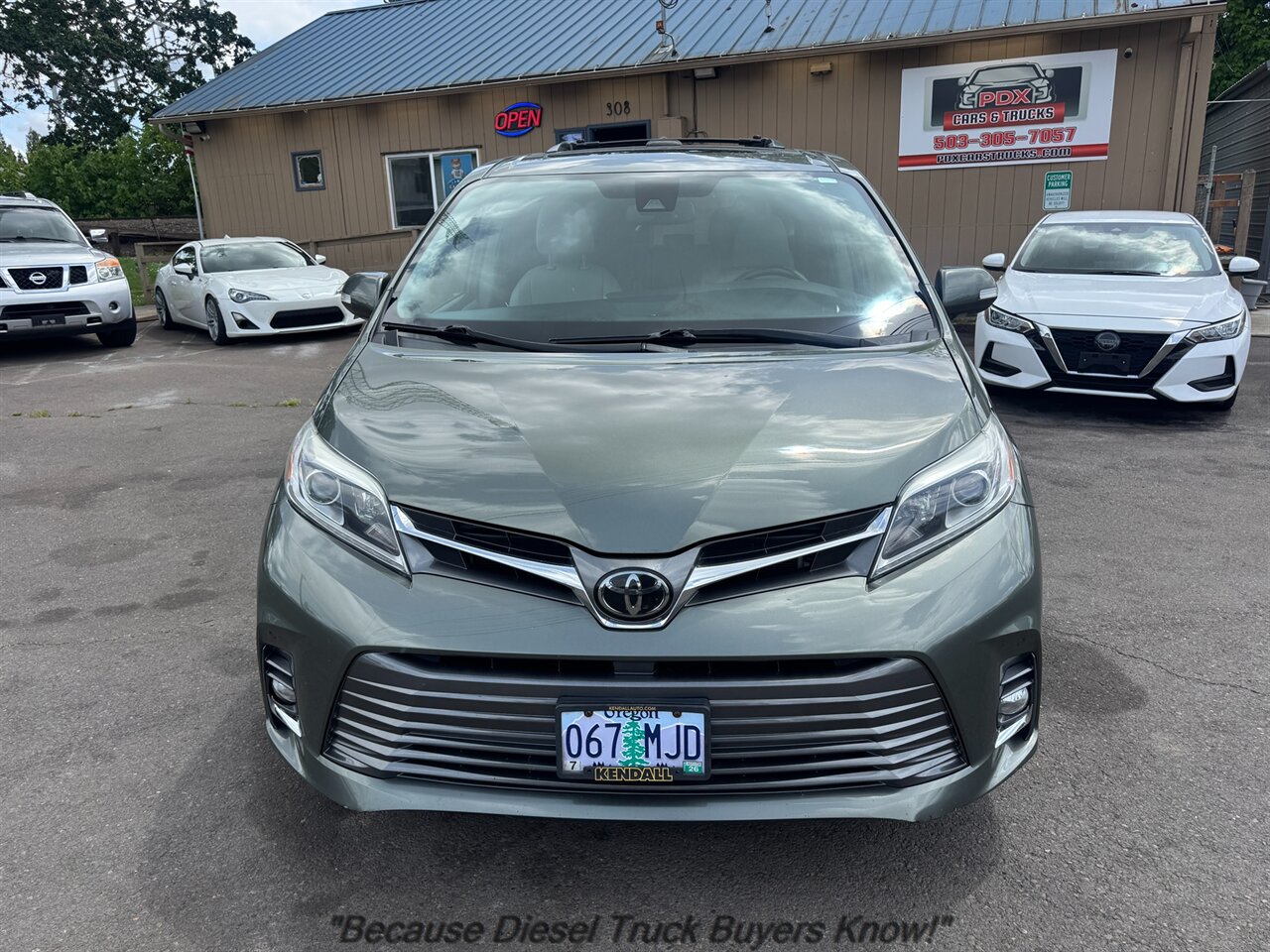 2020 Toyota Sienna Limited 7-Passenger   - Photo 2 - Portland, OR 97132
