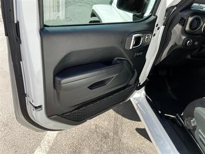 2023 Jeep Gladiator Sport S   - Photo 17 - Salt Lake City, UT 84115