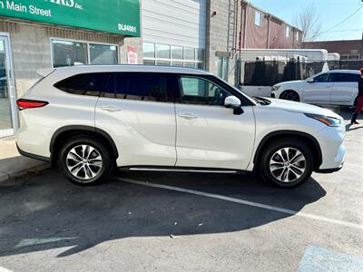 2021 Toyota Highlander XLE   - Photo 8 - Salt Lake City, UT 84115